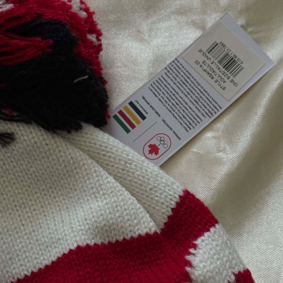 OLYMPICS OFFICIAL TUQUE, LARGE WHITE CANADA ON RED WRAP-AROUND, DOUBLE THICKNESS - Picture 5 of 7